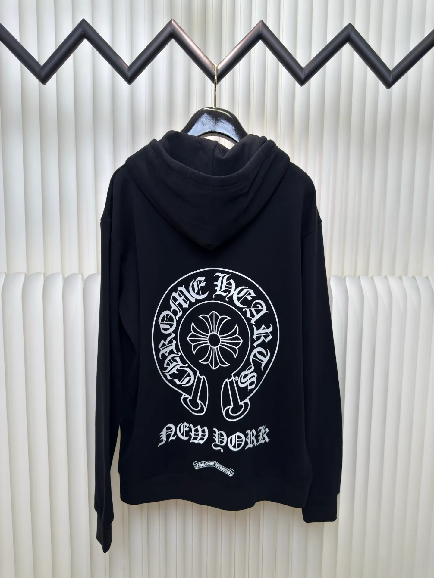 P480 Chrome Hearts letter-printed zipper jacket, custom-made plain suede cotton, delicate and smooth, comfortable and close to the skin, with deep black as the base, plain white lines with sharp cracks, the front cross flower totem is precisely embellished on the chest, and the gray CH pattern is hidden at the hem to control the visual focus. The scroll mantra is outlined on the back like an ancient seal, rugged and delicate coexist. The zippered hooded silhouette deconstructs the lazy drape of suede. Whispering the rock oracle that I am the rule. A rebellious ceremony about wearing and performing. Use glue printing. The printing has been revised three times using film screens. Use glue liquid paint to print the pattern on the fabric. Bake the fabric to fix the printed pattern. The fabrics have been washed and have a better hand feel. Not easy to deform. Not easy to shrink. Not easy to fade. Maintain long-term beauty. Fit: loose fit. Size: S M L XL